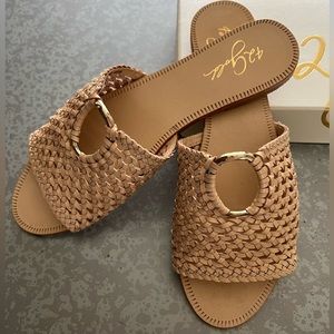 NIB 42 GOLD Beats Leather Sandal Natural Size 8.5